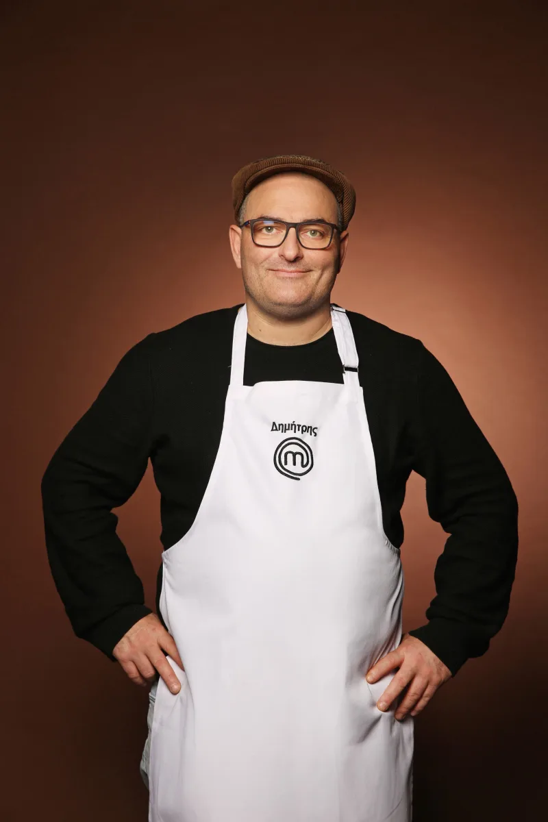 Ο Δημήτρης, ένας από τους 24 παίκτες του MasterChef, μπαίνει στο σπίτι του διαγωνισμού μαγειρικής.