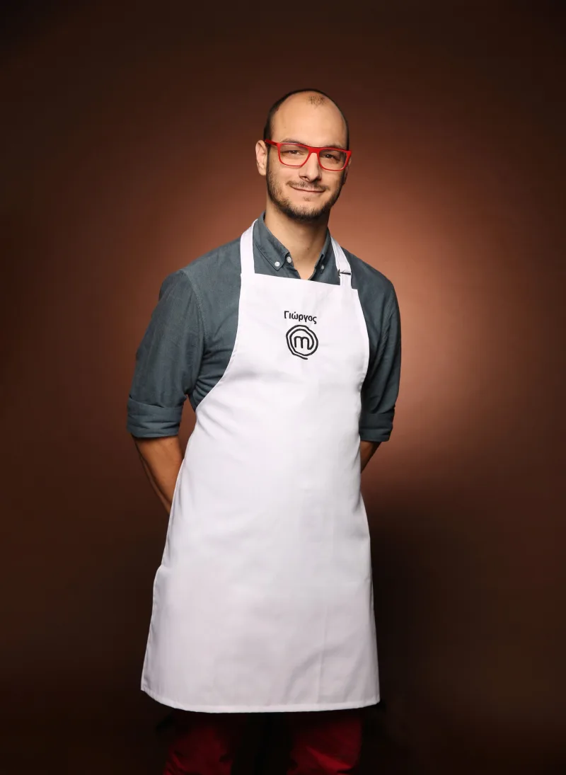 Ο Γιώργος, ένας από τους 24 παίκτες του MasterChef, μπαίνει στο σπίτι του διαγωνισμού μαγειρικής.