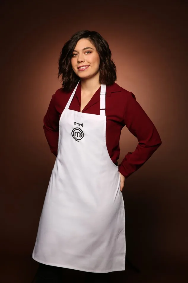 Η Φανή με ποδιά MasterChef, μία από τους 24 παίκτες που μπήκαν στο σπίτι του επιτυχημένου ριάλιτι μαγειρικής.