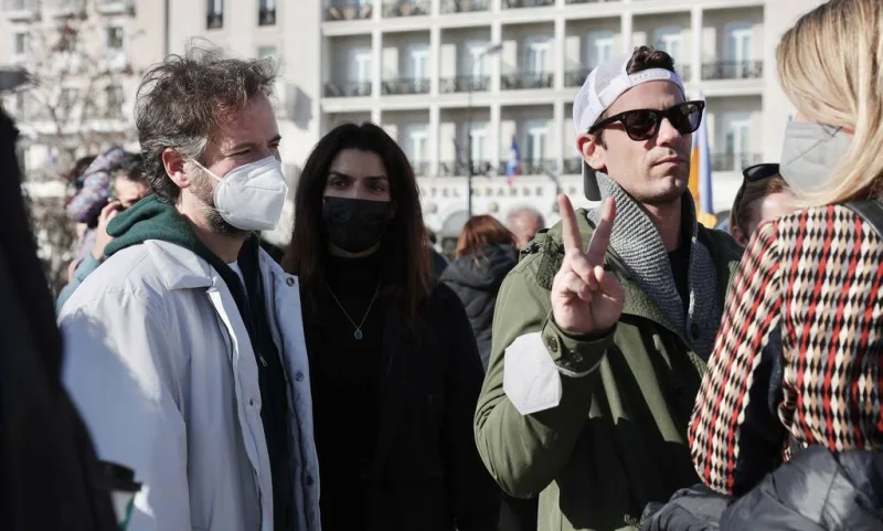 Άνθρωποι με μάσκες προστασίας σε αντιπολεμική συγκέντρωση στην Αθήνα.