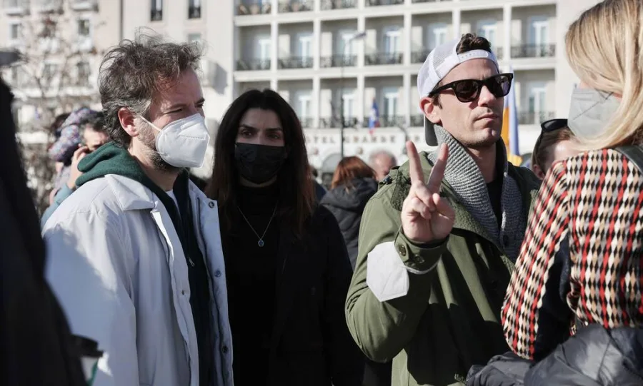 Άνθρωποι με μάσκες προστασίας σε αντιπολεμική συγκέντρωση στην Αθήνα.