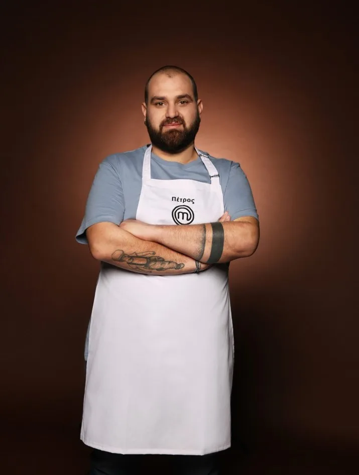 Ο Πέτρος, ένας από τους 24 παίκτες του MasterChef, μπαίνει στο σπίτι του διαγωνισμού μαγειρικής.