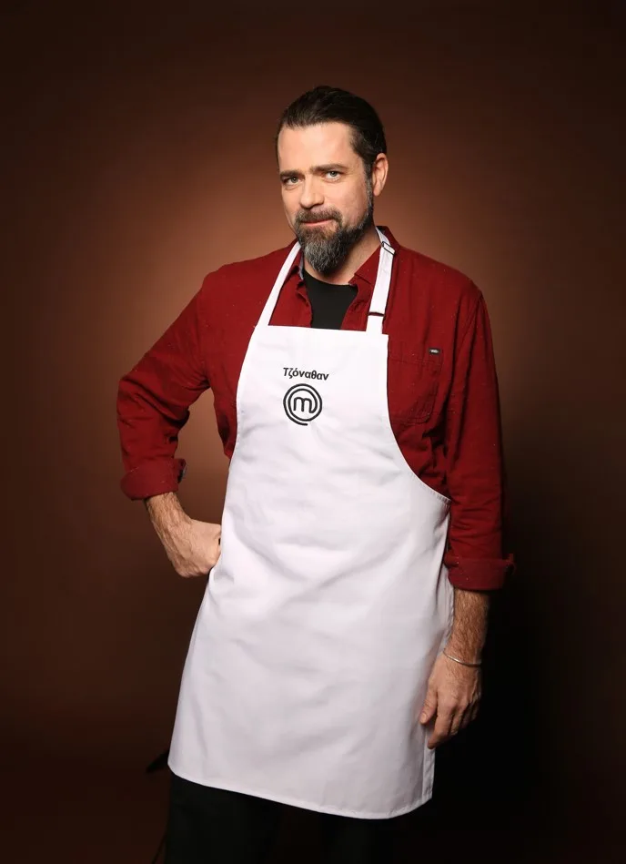 Ένας από τους 24 παίκτες του MasterChef, με λευκή ποδιά, μπήκε στο σπίτι του διαγωνισμού μαγειρικής.