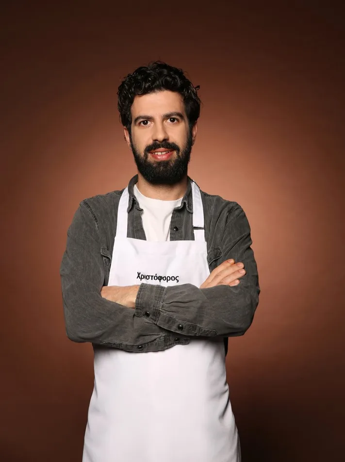 Ο Χριστόφορος, ένας από τους 24 παίκτες του MasterChef, μπαίνει στο σπίτι του διαγωνισμού μαγειρικής.