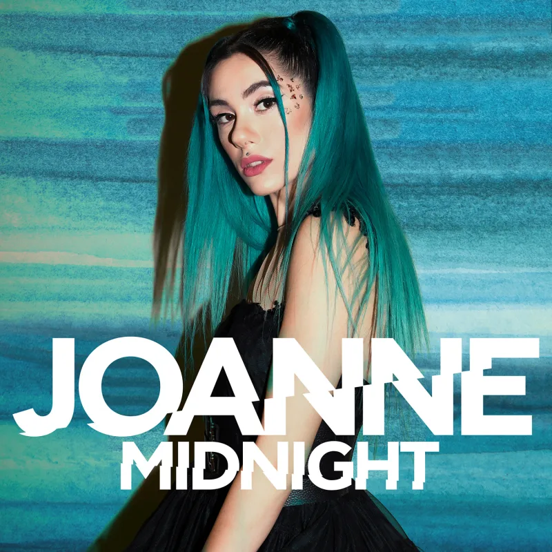 Η Joanne με γαλαζοπράσινα μαλλιά ποζάρει για το single Midnight.