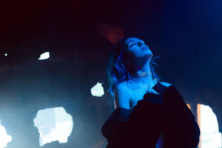 Η Joanne σε ατμοσφαιρικό μπλε φωτισμό για το single Midnight.