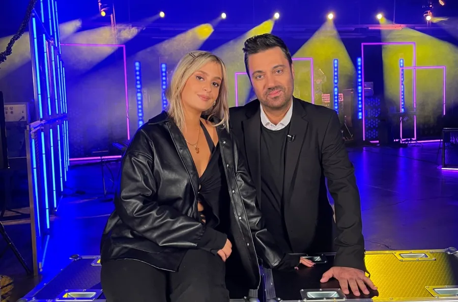 Η Vemily και ο Γιώργος Θεοφάνους σε τηλεοπτικό πλατό.
