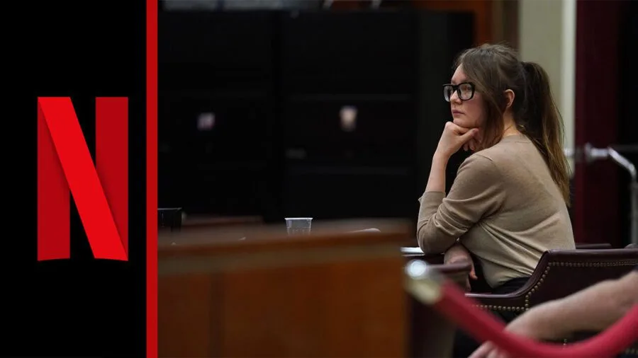 Η Anna Sorokin σε δικαστική αίθουσα με το λογότυπο του Netflix.
