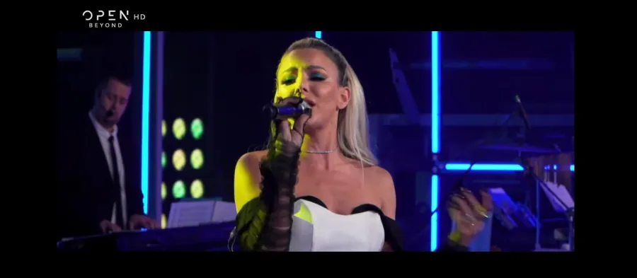 Η Josephine τραγουδάει στη σκηνή της εκπομπής «Ένα Τραγούδι Ακόμα».
