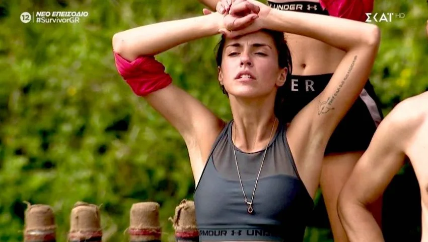 Η Κάτια Ταραμπάνκο στο Survivor με τα χέρια στο κεφάλι.