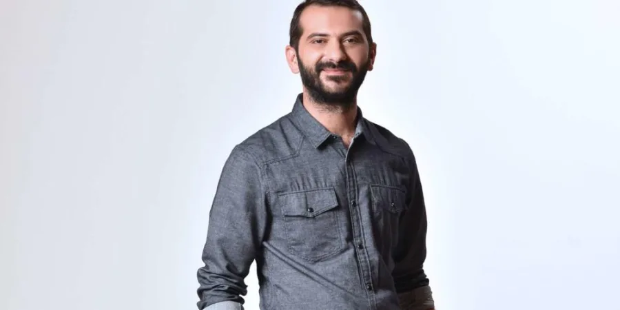 Ο Λεωνίδας Κουτσόπουλος σε στούντιο φωτογράφιση.