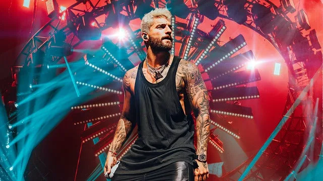 Ο Maluma στη σκηνή κατά τη διάρκεια συναυλίας.