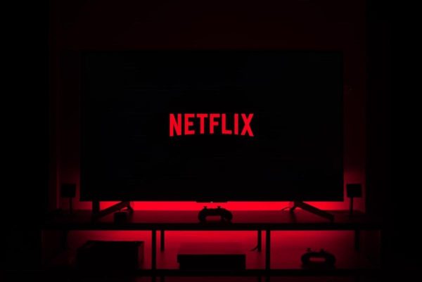 Netflix: Οι 10 δημοφιλέστερες ταινίες που «λιώνουμε» αυτή την περίοδο