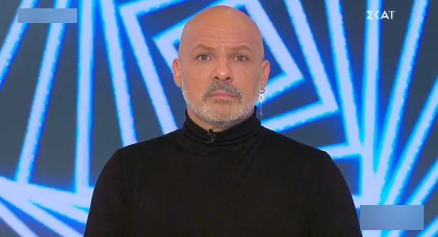 Ο Νίκος Μουτσινάς σε τηλεοπτικό πλατό