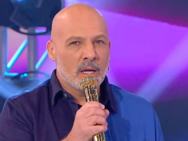 Νίκος Μουτσινάς: «Ο καθηγητής που έβρισε τον μαθητή που φορούσε φούστα θα φύγει από την Ελλάδα;»