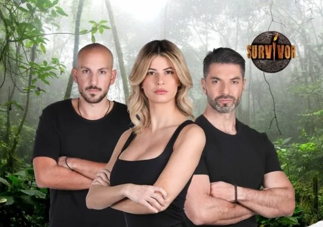 Τρεις παίκτες του Survivor, ανάμεσά τους η Πελαγία, ποζάρουν σε φόντο ζούγκλας.