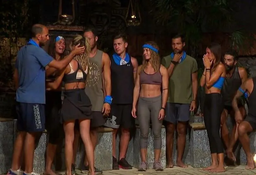 Παίκτες του Survivor σε στιγμή αποχώρησης με την Πελαγία.