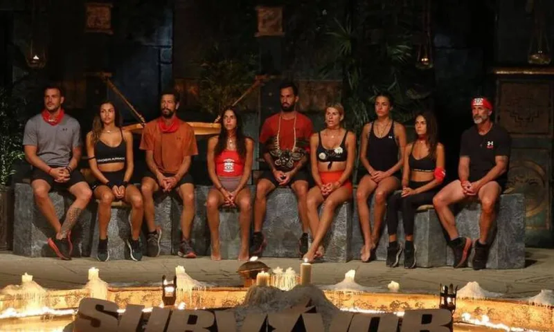 Παίκτες του Survivor κάθονται σε πέτρινα παγκάκια κατά τη διάρκεια του συμβουλίου του νησιού.