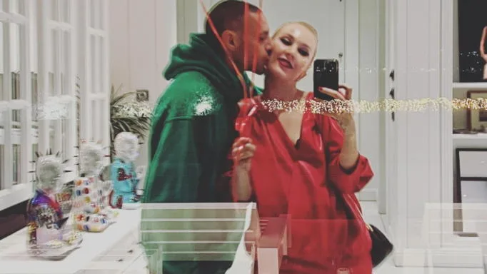 Η Τάμτα και ο Πάρης Κασιδόκωστας σε selfie φωτογραφία.