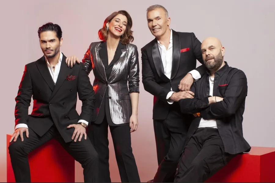 Οι κριτές του X Factor ποζάρουν σε στούντιο.