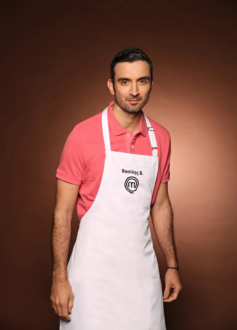 Ο Βασίλης Β. με ποδιά MasterChef, ένας από τους 24 παίκτες που μπήκαν στο σπίτι του διάσημου μαγειρικού παιχνιδιού.