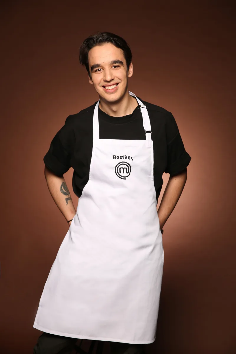 Ο Βασίλης, ένας από τους 24 παίκτες του MasterChef, μπαίνει στο σπίτι του διαγωνισμού μαγειρικής.