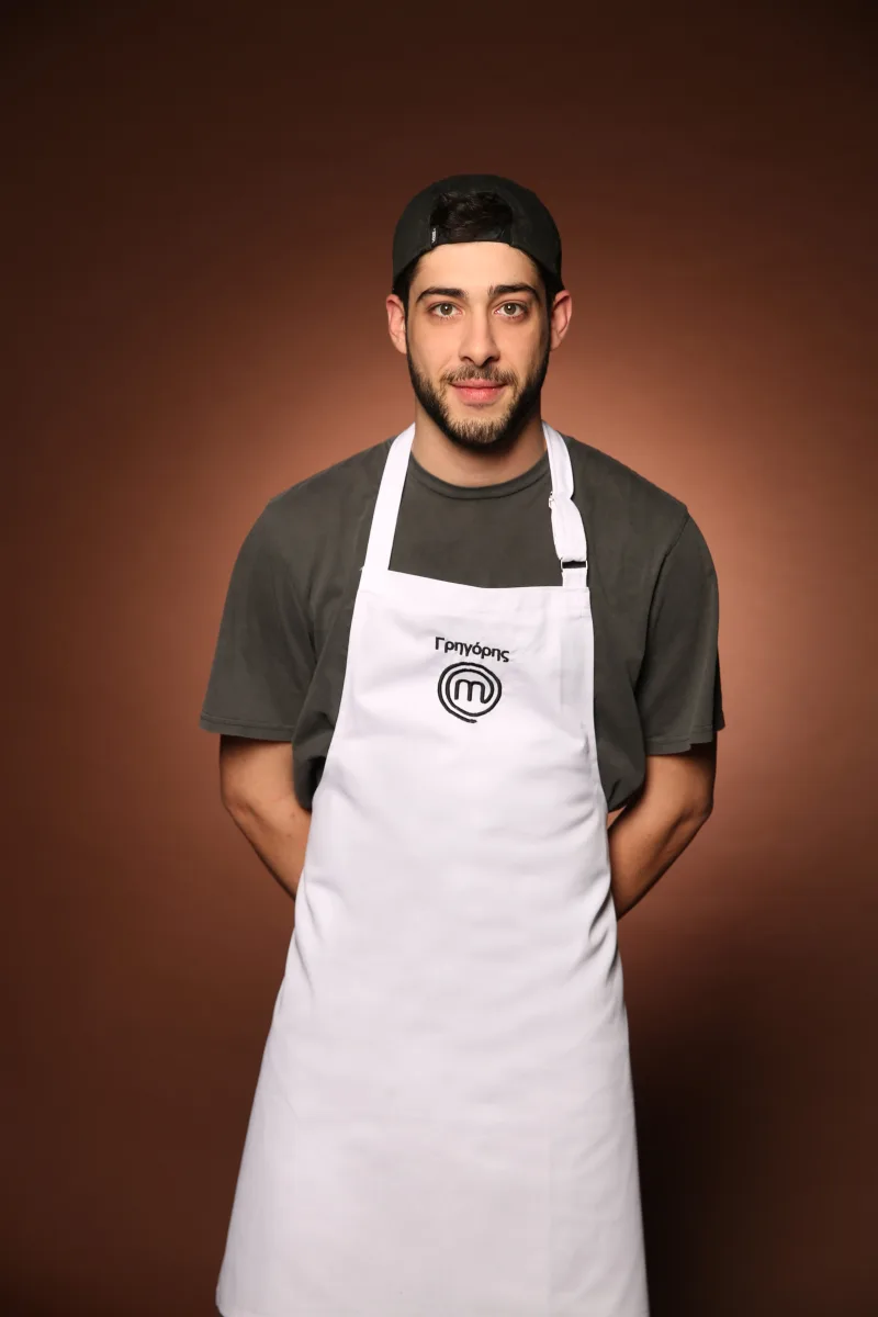 Ο Γρηγόρης, ένας από τους 24 παίκτες του MasterChef, μπαίνει στο σπίτι του διαγωνισμού μαγειρικής.