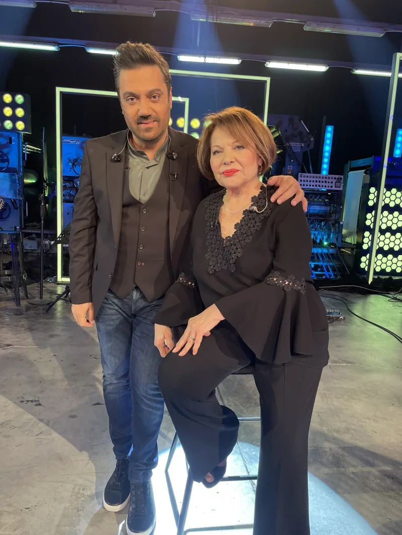 Ο Γιώργος Θεοφάνους και η Πίτσα Παπαδοπούλου σε τηλεοπτικό πλατό.