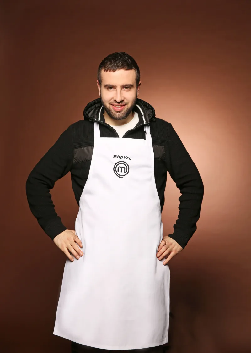 Ο Μάριος, ένας από τους 24 παίκτες του MasterChef, μπαίνει στο σπίτι του διαγωνισμού μαγειρικής.