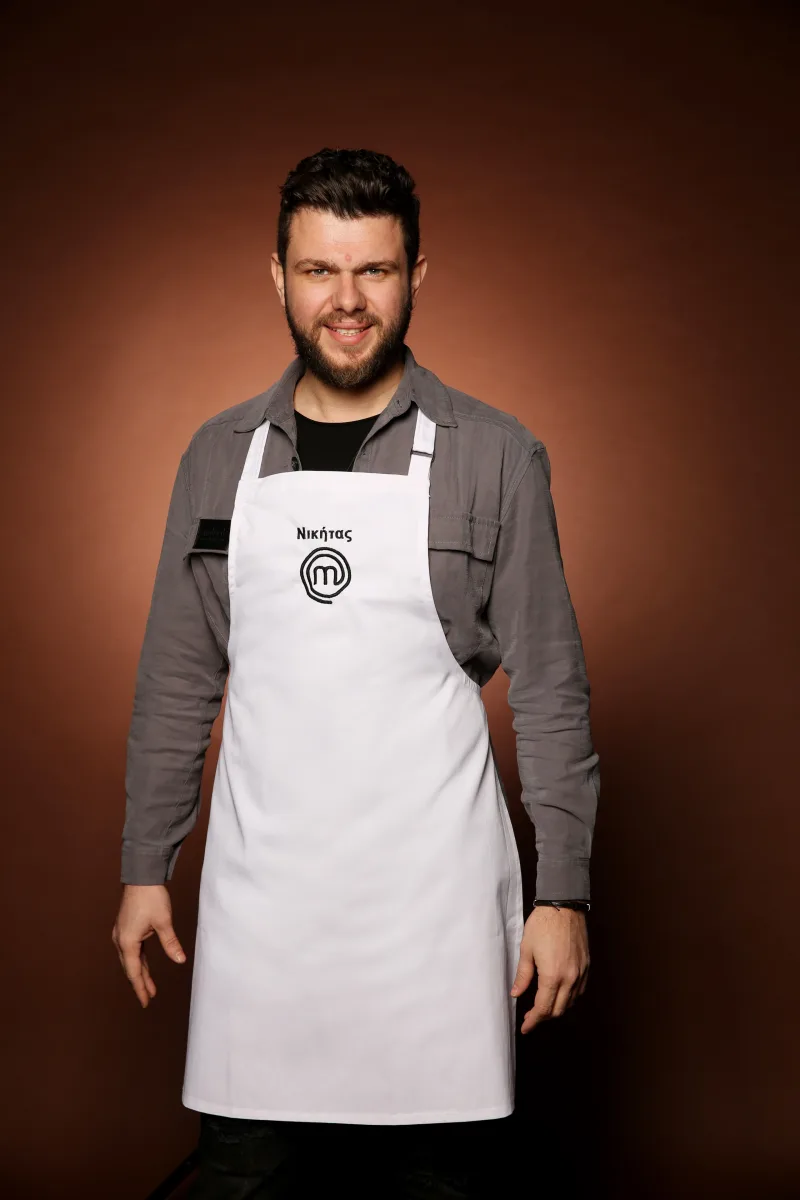 Ο Νικήτας, ένας από τους 24 παίκτες του MasterChef, φοράει λευκή ποδιά με το λογότυπο του παιχνιδιού.