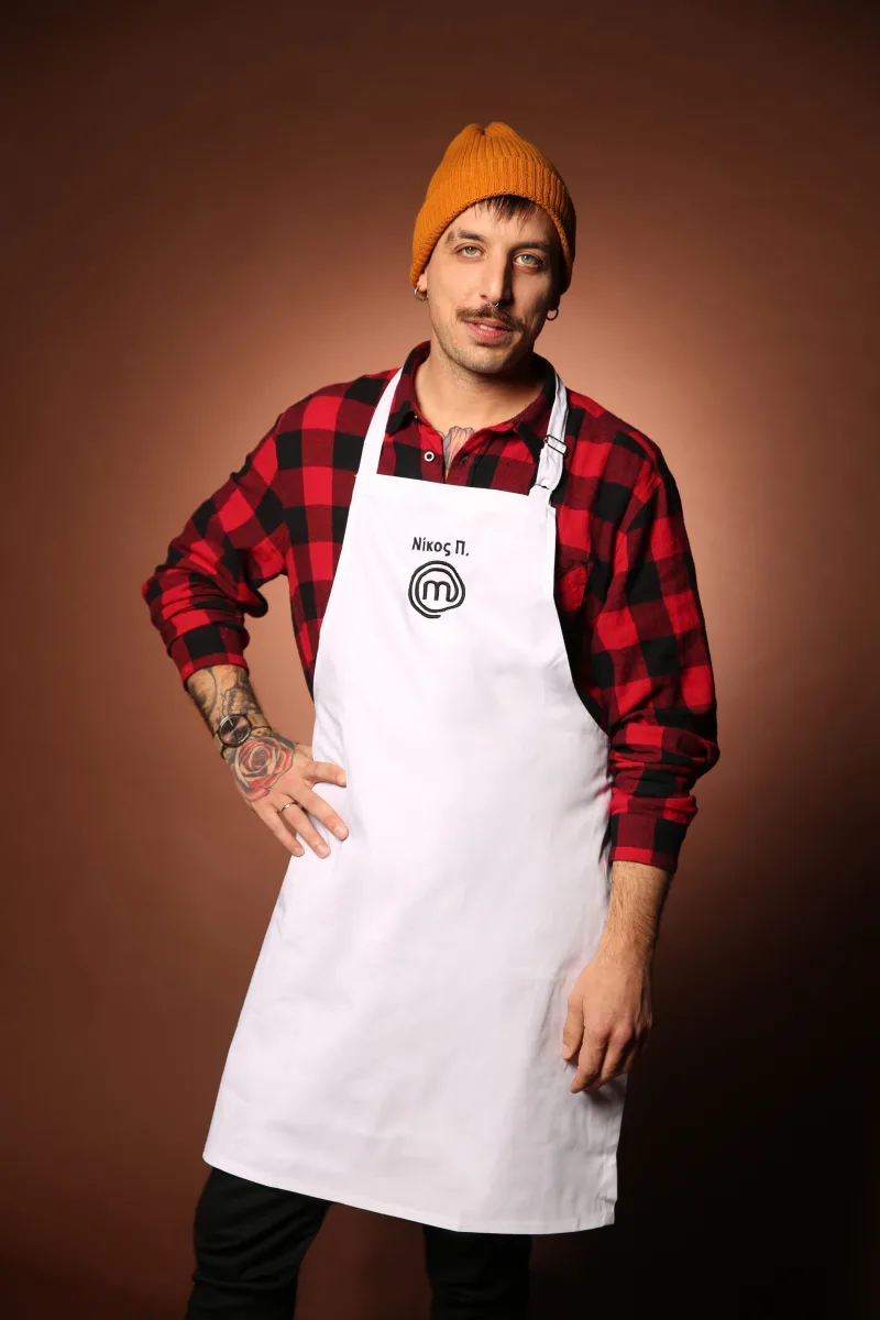 Ο Νίκος Π. με ποδιά MasterChef, ένας από τους 24 παίκτες που μπήκαν στο σπίτι του δημοφιλούς μαγειρικού ριάλιτι.
