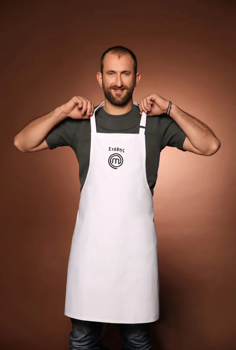 Ο Στάθης, ένας από τους 24 παίκτες του MasterChef, μπαίνει στο σπίτι του διαγωνισμού μαγειρικής.