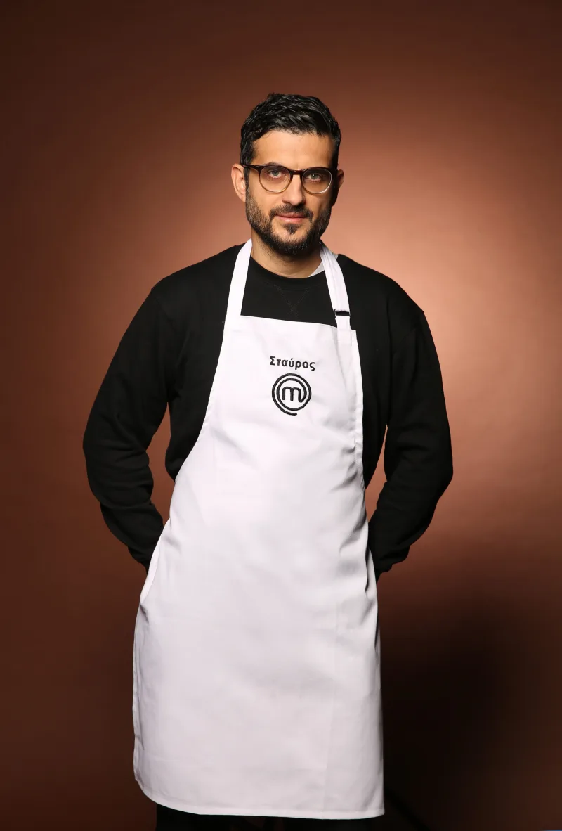 Ο Σταύρος με ποδιά MasterChef, ένας από τους 24 παίκτες που μπήκαν στο σπίτι του διάσημου μαγειρικού ριάλιτι.