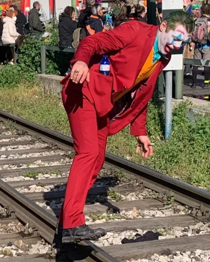 Ο Γιάννης Στάνκογλου μεταμφιεσμένος σε Joker πάνω σε σιδηροδρομικές γραμμές.