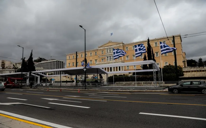 Προετοιμασίες και σημαιοστολισμός στην Πλατεία Συντάγματος για την παρέλαση της 25ης Μαρτίου στην Αθήνα.
