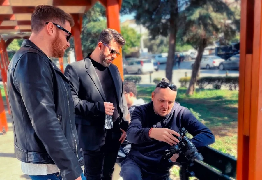 Ο Χάρης Βαρθακούρης και ο James Καφετζής στα γυρίσματα βίντεο κλιπ.
