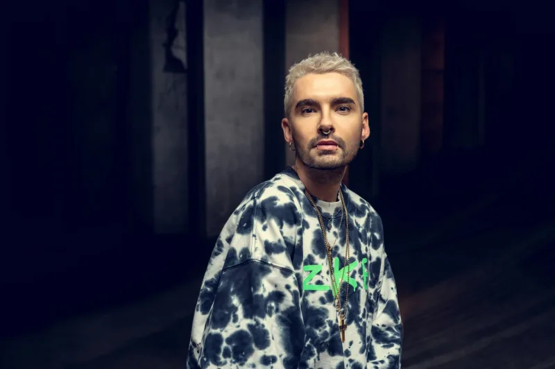 Ο Bill Kaulitz των Tokio Hotel με ξανθό μαλλί και tie-dye φούτερ.