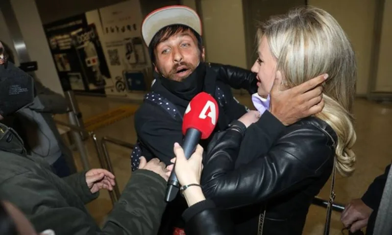 Ο Γιάννης Τσολάκης κατά την άφιξή του στο αεροδρόμιο.