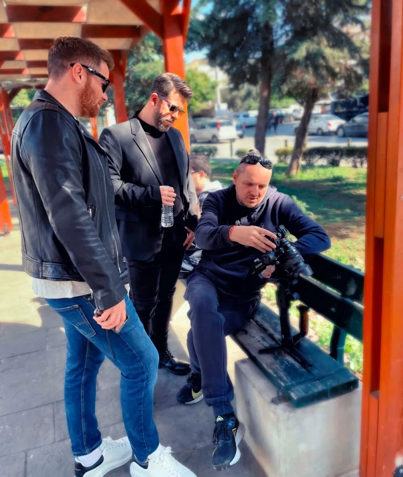 Ο Χάρης Βαρθακούρης και ο James Καφετζής στα γυρίσματα βίντεο κλιπ.
