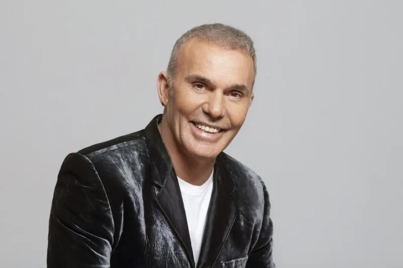 Πορτρέτο άνδρα με γκρι βελούδινο σακάκι και λευκό μπλουζάκι.