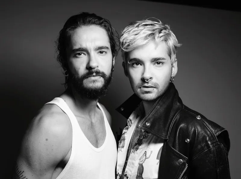 Ο Bill Kaulitz και ο Tom Kaulitz των Tokio Hotel σε ασπρόμαυρη φωτογραφία.
