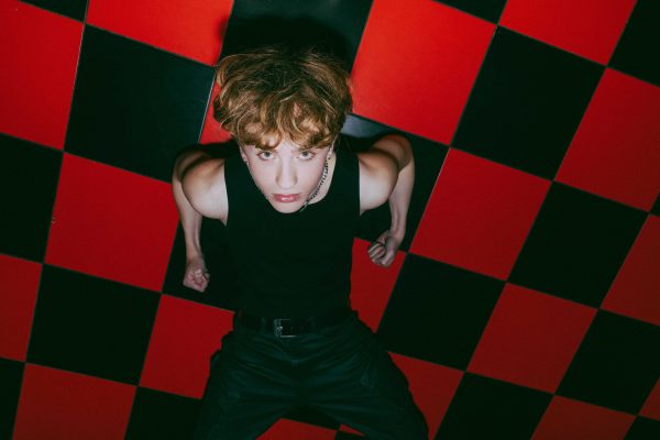 Archolekas: Με pop & urban αισθητική στο νέο του video clip «Αεροπλάνο»