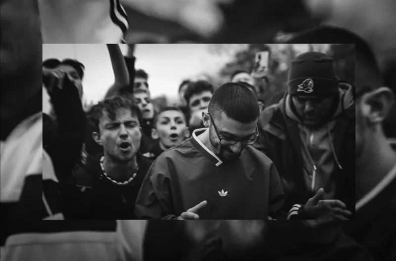 Ο Bloody Hawk με γυαλιά και αθλητική μπλούζα ανάμεσα σε πλήθος κόσμου.