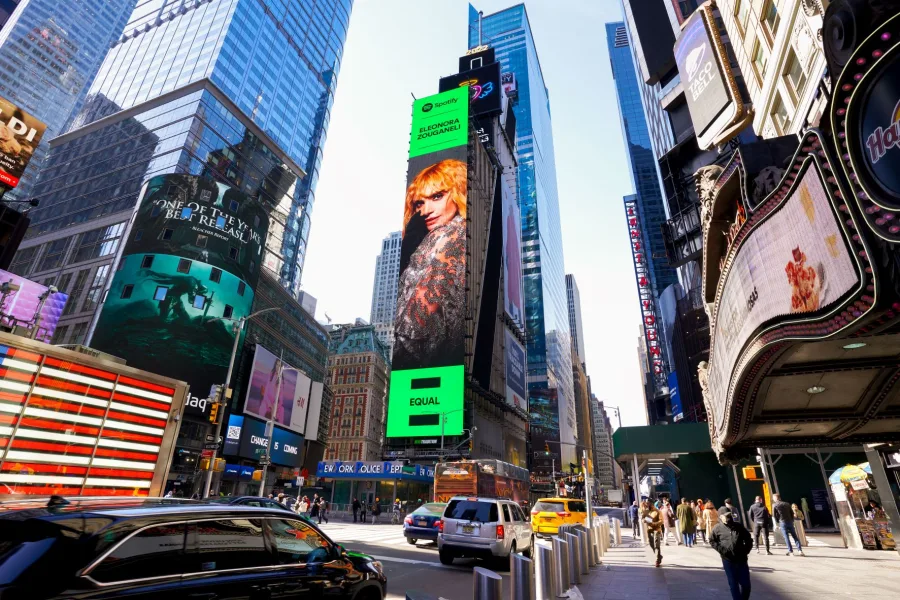 Billboard με την Ελεονώρα Ζουγανέλη στην Times Square της Νέας Υόρκης.