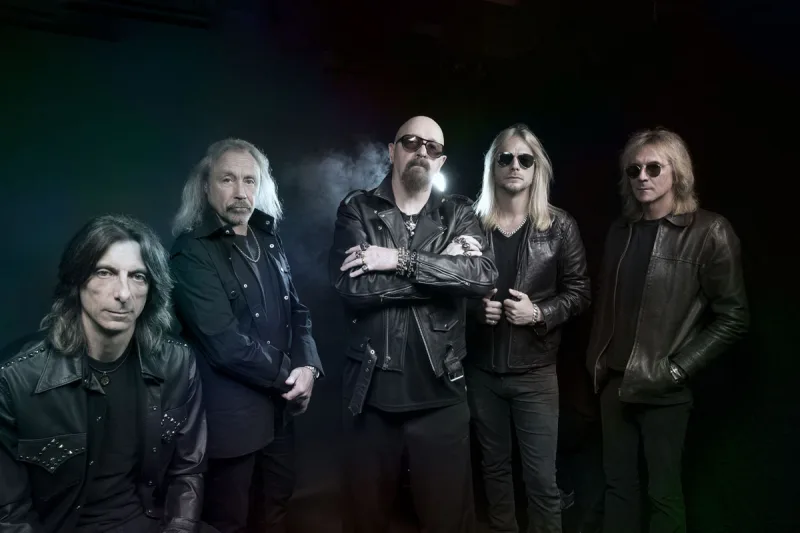 Το συγκρότημα Judas Priest σε ομαδική φωτογραφία.