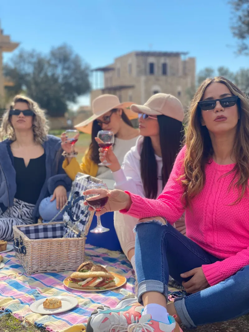 Η Κατερίνα Στικούδη με φίλες της σε πικνίκ στην εξοχή.