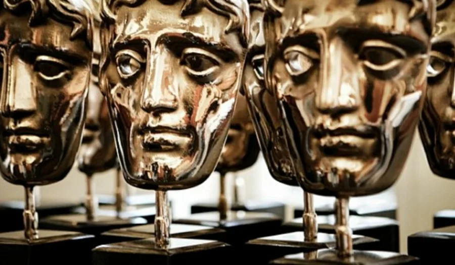 Χρυσά αγαλματίδια των βραβείων BAFTA σε μαύρες βάσεις.