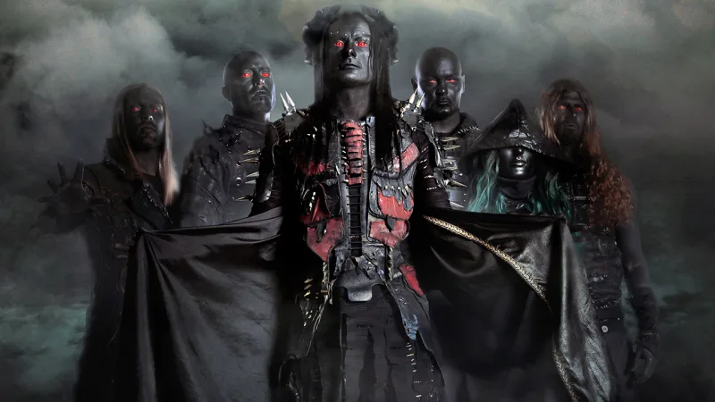 Μέλη metal συγκροτήματος με θεατρικό μακιγιάζ και κοστούμια.