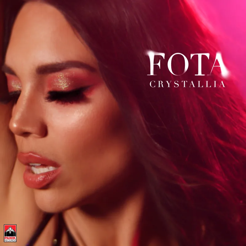 Κοντινό πλάνο της Crystallia με έντονο μακιγιάζ για το single Fota.