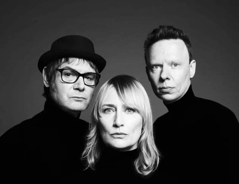 Το συγκρότημα Hooverphonic σε ασπρόμαυρο πορτρέτο.